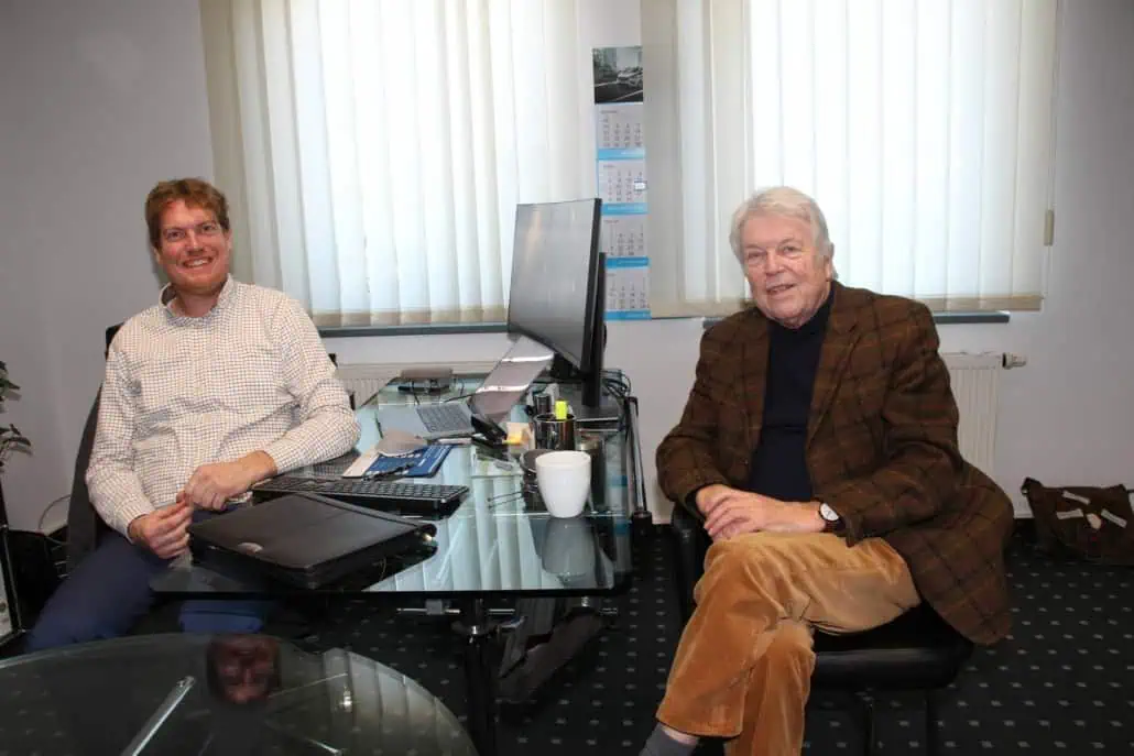 Zwei Generationen der Versicherungsberatung bei VOMA – historisches Foto