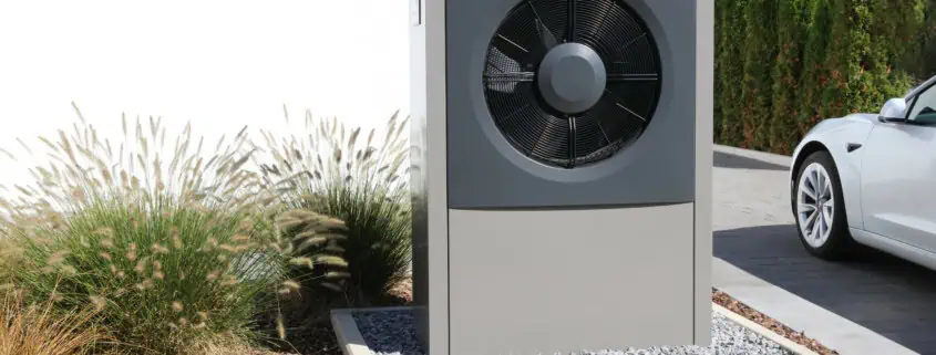 Schwimmbad-Klimagerät vor einem Auto, Energieeffizienz, nachhaltige Technik.