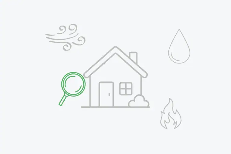 Illustration eines Wohngebäudes mit typischen Schadenursachen und Hinweis auf Prüfung der Absicherung