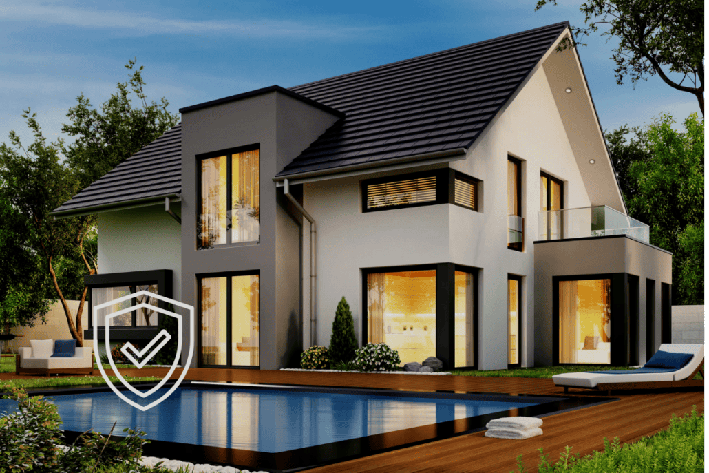 Attraktives Einfamilienhaus mit Pool und Garten in Sonnenlicht.