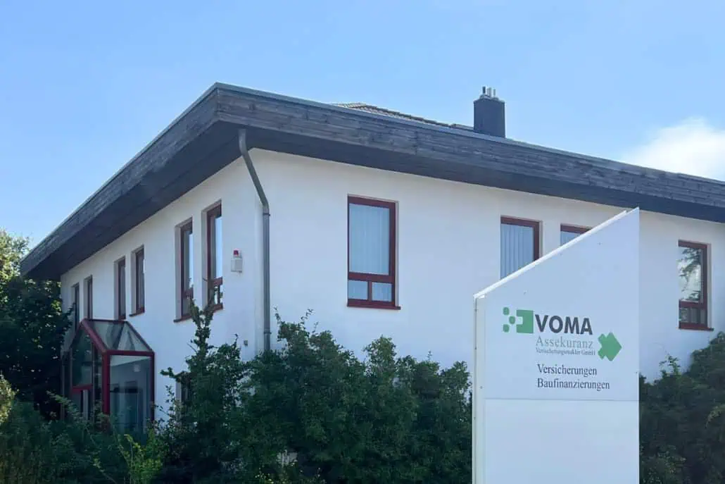 Moderne Bürogebäude der VOMA Assekuranz mit Firmenschild, Versicherungen und Baufinanzierungen.